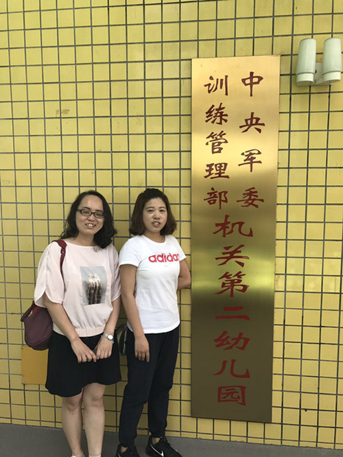 协会与幼儿园共同欢度六一，开展“儿童用药安全”送书活动